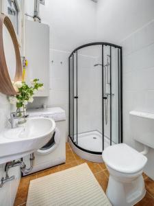 y baño con ducha, aseo y lavamanos. en Székely Bertalan Residence en Budapest
