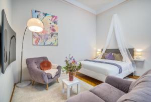 ブダペストにあるSzékely Bertalan Residenceのベッドルーム1室(ベッド1台、ソファ、椅子付)