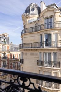 een gebouw met balkons aan de zijkant bij Hotel Elysées Bassano in Parijs