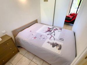 1 dormitorio pequeño con 1 cama con sábanas blancas en Appartement Six-Fours-les-Plages, 2 pièces, 4 personnes - FR-1-316-16, en Six-Fours-les-Plages