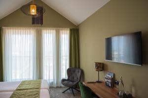 una camera d'albergo con letto, sedia e scrivania di Schierzicht Logement a Lauwersoog