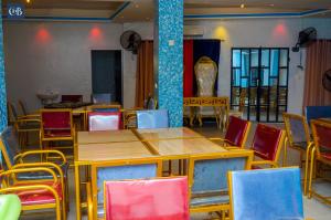 una habitación con mesas y sillas y una habitación con un jarrón en COMPLEXE HOTELIER LA BONTE ( CHB ), en Abomey-Calavi