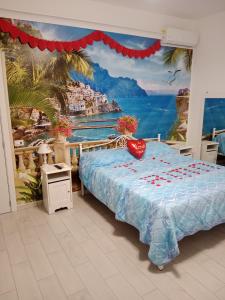 1 dormitorio con 1 cama con una pintura en la pared en Donna Paola, en Pompeya
