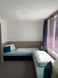 um quarto com duas camas e uma janela em Apartmán HRANICE - Hřensko em Hřensko