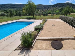 Zdjęcie z galerii obiektu Villa au calme avec piscine privée, proche Vallon Pont d'Arc et Ruoms, 4/6 personnes - FR-1-697-18 w mieście Lagorce