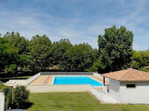 Ein Blick auf den Pool von der Unterkunft Appartement Vaux-sur-Mer, 2 pièces, 4 personnes - FR-1-494-141 oder aus der Nähe