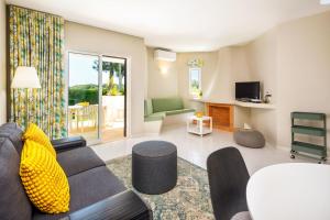 - un salon avec un canapé et une table dans l'établissement Apartments Maria - Balaia 702, à Albufeira