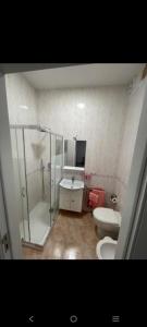 een badkamer met een douche, een toilet en een wastafel bij Donna Paola in Pompei