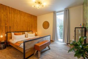 una camera da letto con un letto con una parete in legno di Industrial Loft Whirlpool, Sauna, Terrace a Hohenfels-Essingen
