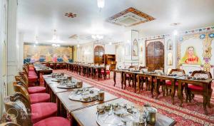 En restaurant eller et andet spisested på Hotel Sahibs Royal Ville - Elegance by the Taj