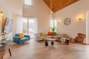 un soggiorno con un divano e un tavolo di Industrial Loft Whirlpool, Sauna, Terrace a Hohenfels-Essingen