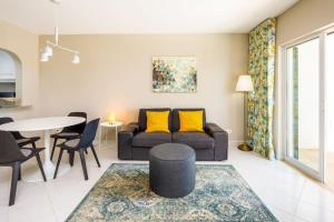- un salon avec un canapé et une table dans l'établissement Apartments Maria - Balaia 702, à Albufeira