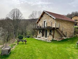 ein großes Steinhaus mit einem grünen Hof in der Unterkunft Maison Rencurel, 3 pièces, 8 personnes - FR-1-548-45 in Rencurel