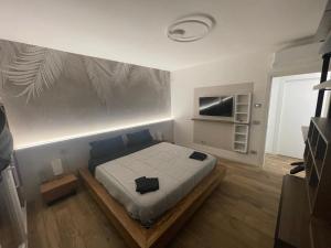 1 dormitorio con 1 cama grande en una habitación en Attico Sole, en Lido di Jesolo