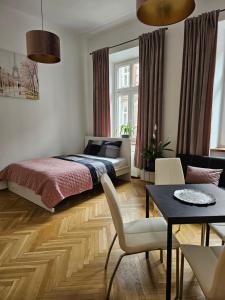 1 dormitorio con 1 cama y comedor en Apartamenty Lenart en Cracovia