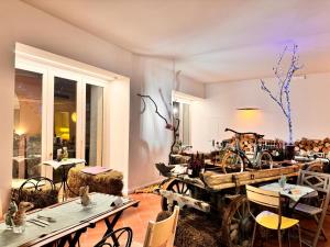 a living room with tables and a wooden cart at Piccolo Hotel Olina in Orta San Giulio