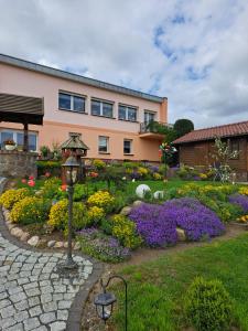 un jardin fleuri et une lumière de rue devant un bâtiment dans l'établissement Ferienwohnung Familie Windt, à Feldberg