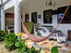 een hangmat op een patio in een huis bij MDF Beach Resort in Santander