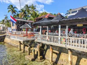 um restaurante num cais ao lado de um corpo de água em MDF Beach Resort em Santander