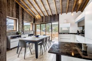 a kitchen and dining room with a table and chairs at Chalet nid des écureuils in Font-Romeu-Odeillo-Via