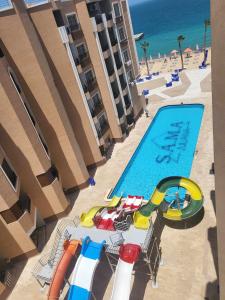 uma vista sobre uma piscina e praia em SAMA Beach Resort em Hurghada