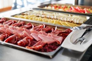 ピネートにあるHotel Mare Bluのテーブルの上に並ぶ様々な種類の料理を楽しめます。
