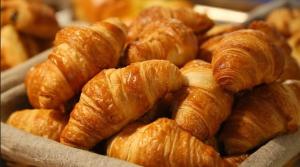 un montón de croissants sentados en un plato en Hotel Mare Blu, en Pineto