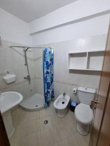 發羅拉的住宿－Alti Prime Seafront Apartments，浴室配有卫生间、坐浴盆和盥洗盆。