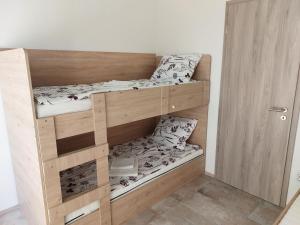 - łóżko piętrowe z 2 łóżkami piętrowymi w pokoju w obiekcie Szárszó Apartmanok w mieście Balatonszárszó