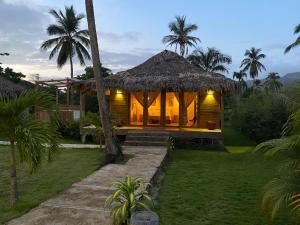 una pequeña casa con techo de paja en Palmeras del Valle, en Santa Bárbara de Samaná 6 fotos más
