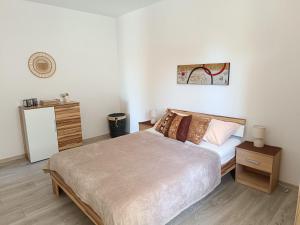 1 dormitorio con 1 cama grande y nevera en Apartments Villa Stari Koko, en Omiš