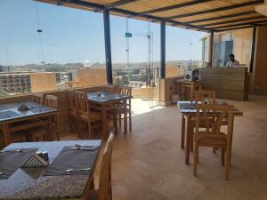um restaurante com mesas e cadeiras com vista em SAMA Beach Resort em Hurghada