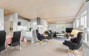 ein Wohnzimmer mit einem Sofa und einem Tisch in der Unterkunft Amazing Home In Faaborg With Wifi in Bøjden