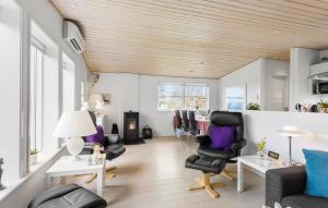 ein Wohnzimmer mit schwarzen Stühlen und einem Tisch in der Unterkunft Amazing Home In Faaborg With Wifi in Bøjden