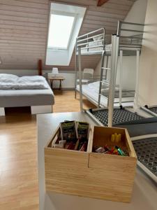 NøragerにあるNørager Apartmentsの二段ベッド2台、木製引き出しが備わる客室です。