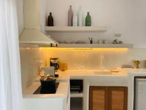 una pequeña cocina con fregadero y encimera en Santorini C Villa, en Fira