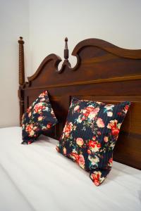 ジャイプールにあるChitawa Haveli - A Luxury Heritage Hotelのベッドの上に座った枕2つ