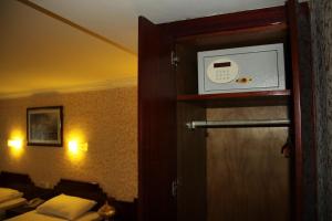 イスタンブールにあるHotel Akyildizの時計付きのドアが備わるホテルルーム