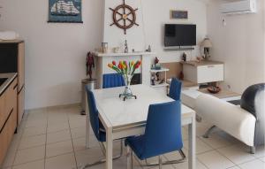 TV a/nebo společenská místnost v ubytování Gorgeous Home In Notre-Dame-De-Monts