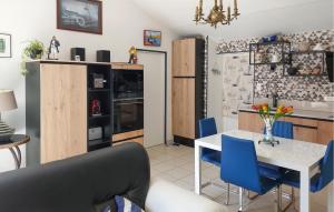 Kuchyň nebo kuchyňský kout v ubytování Gorgeous Home In Notre-Dame-De-Monts + 10 fotografií