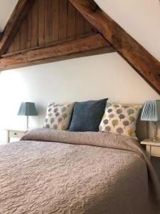 Un pat sau paturi într-o cameră la Stunning stone cottage on Bath's doorstep