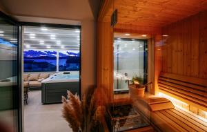 eine Sauna mit Poolblick in der Unterkunft Nice Home In Biograd Na Moru With Sauna in Biograd na Moru