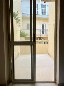 een open deur met uitzicht op een balkon bij Lovely room, in shared house perfect location in Is-Swieqi
