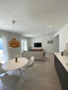 Televízia a/alebo spoločenská miestnosť v ubytovaní FeelAtHome Hvar Apartments
