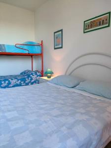 1 dormitorio con 1 cama y 1 litera en Apartment for holiday rent in Marina di Cecina, en Cecina