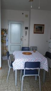 mesa y sillas en una habitación con mesa y mesa en Apartment for holiday rent in Marina di Cecina, en Cecina