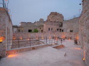 un edificio con un patio con velas en Memories Cave House en Uchisar