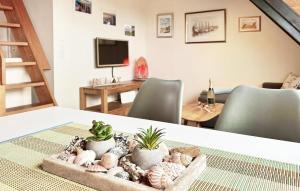 Μια τηλεόραση ή/και κέντρο ψυχαγωγίας στο Beautiful Apartment In Dithmarschen