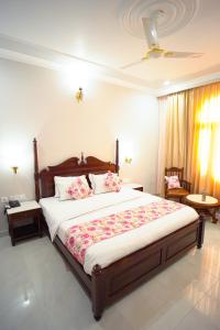 ein Schlafzimmer mit einem großen Bett in einem Zimmer in der Unterkunft Chitawa Haveli - A Luxury Heritage Hotel in Jaipur