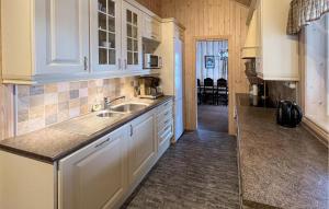 een keuken met witte kasten en een wastafel bij Gorgeous Home In Venabygd With House A Mountain View in Venabygd